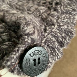 Ugg scarf. Brand new, never worn.